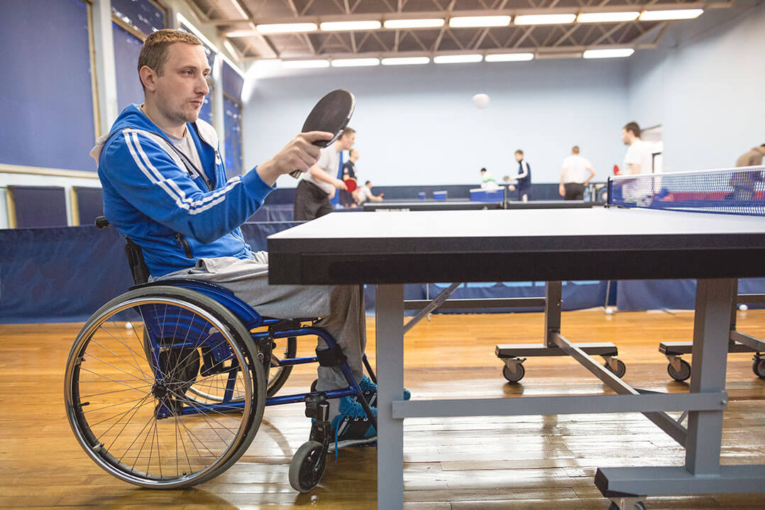 Handicapé jouant au ping-pong